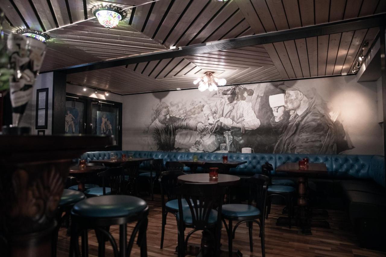 Mary-Ann'S Polarrigg Hotel Longyearbyen Exterior photo